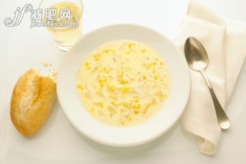 飲料,影棚拍攝,餐巾,湯匙,盤子_137908595_Corn chowder on white_創意圖片_Getty Images China