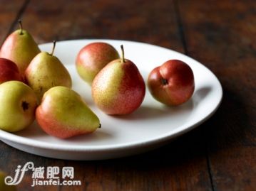 飲食,盤子,木制,水果,梨_143133187_Whole pears on white platter on wood surface_創意圖片_Getty Images China