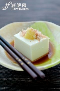 食品,飲食,盤子,筷子,醬油_109725608_Tofu with Grated Ginger and Sliced Dried Bonito_創意圖片_Getty Images China