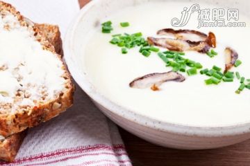 飲食,桌子,室內,餐巾,碗_114995540_vegetable soup and bread_創意圖片_Getty Images China