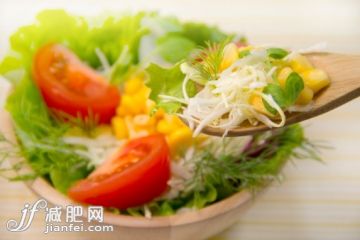 飲食,影棚拍攝,湯匙,碗,西紅柿_498161415_Vegetable salad_創意圖片_Getty Images China