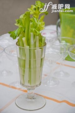 桌子,戶外,聚會,白晝,洛杉磯城_149096046_Celery Sticks in a drink glass_創意圖片_Getty Images China