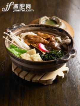 飲食,食品,餐具,肉,碗_135589037_Japanese chicken udon noodle soup_創意圖片_Getty Images China