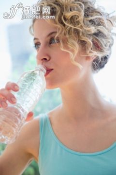 喝,水,健康生活方式,攝影,人_503879111_Young woman drinking water_創意圖片_Getty Images China