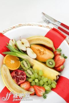 飲食,影棚拍攝,叉,盤子,切片食物_146374712_Fruit in life belt_創意圖片_Getty Images China