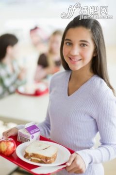 人,飲料,食品,餐具,餐盤_99275675_Girl holding tray of cafeteria food_創意圖片_Getty Images China