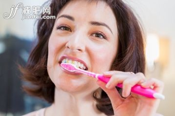 人,牙刷,生活方式,室內,25歲到29歲_554372891_Close up of Hispanic woman brushing her teeth_創意圖片_Getty Images China