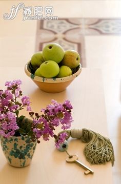 水果,臥室,花,花朵,植物志_b623031a2_Flowers vase and room key in a bedroom at Hotel_創意圖片_Getty Images China