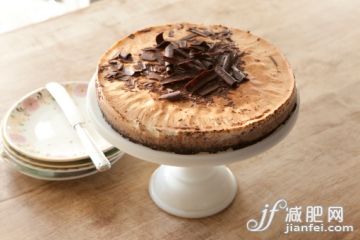 食品,甜食,室內,餐刀,盤子_511057353_Chocolate cheesecake on white cake stand._創意圖片_Getty Images China