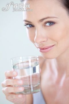 人,飲食,影棚拍攝,25歲到29歲,冷飲_138659111_Woman with a glass of water_創意圖片_Getty Images China