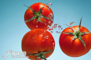 影棚拍攝,水下,紅色,液體,泡泡_558950819_Tomatoes underwater_創意圖片_Getty Images China