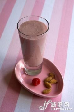 飲料,食品,盤子,早餐,條紋_560190043_Raspberry and almond smoothie_創意圖片_Getty Images China