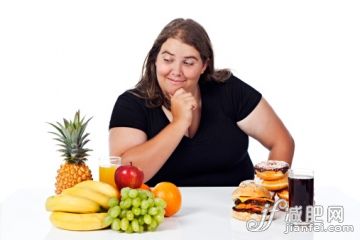 橙色,人,圖像,食品,生活方式_134948072_Plump young woman smiles at fruit, shunning junk food alternative_創意圖片_Getty Images China