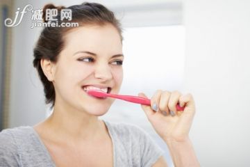 人,牙刷,室內,20到24歲,快樂_162919160_woman brushing teeth in bathroom_創意圖片_Getty Images China