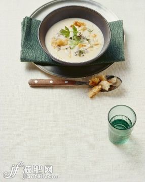 食品,飲食,大蒜,無人,北部意大利_gic11114380_Minestra aglio ed erbette (Garlic soup, S. Tyrol)_創意圖片_Getty Images China