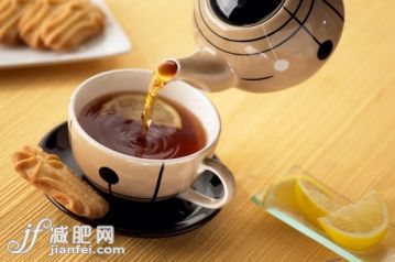 飲料,花盆,杯,茶碟,馬克杯_135594813_Pouring a cup of lemon tea_創意圖片_Getty Images China