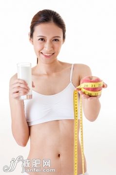 人,飲食,飲料,影棚拍攝,室內_558964813_Young woman holding a glass of milk and apple with smile,_創意圖片_Getty Images China