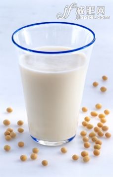 飲料,飲食,影棚拍攝,牛奶,大豆_sb10067655o-001_Glass of soya milk surrounded by soya beans, close-up_創意圖片_Getty Images China