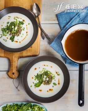 食品,桌子,影棚拍攝,室內,餐巾_561127953_Overhead view of soup in saucepan and salad with lentils_創意圖片_Getty Images China