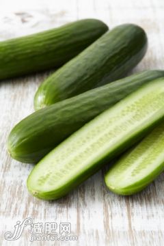 桌子,影棚拍攝,木制,黃瓜,攝影_512336353_Four mini cucumbers on a wooden table top_創意圖片_Getty Images China