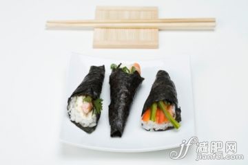 食品,海產,飲食,影棚拍攝,室內_83955771_Temaki sushi on sushi plate with chopsticks_創意圖片_Getty Images China