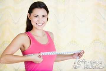 人,影棚拍攝,20到24歲,25歲到29歲,站_102915336_Young woman measuring her bust_創意圖片_Getty Images China