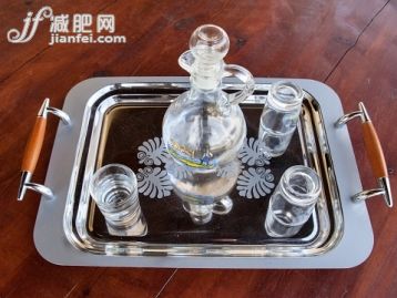 含酒精飲料,室內,白晝,玻璃水瓶,主菜餐盤_561065399_Tray of tsikoudia_創意圖片_Getty Images China