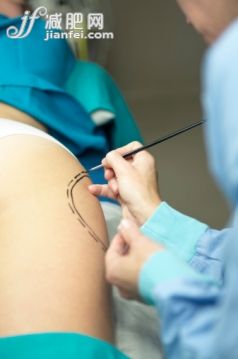 模型,人,室內,中間部分,白人_78653248_Doctor preparing woman for liposuction_創意圖片_Getty Images China