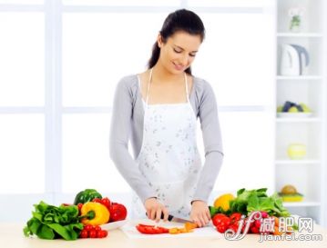 人,飲食,食品,住宅內部,桌子_154728727_Pretty girl in her kitchen cutting vegetable ingredients._創意圖片_Getty Images China