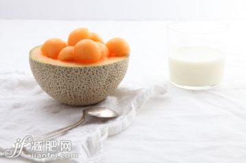 飲料,飲食,影棚拍攝,餐巾,湯匙_95479802_Cantaloupe Bowl With Milk_創意圖片_Getty Images China