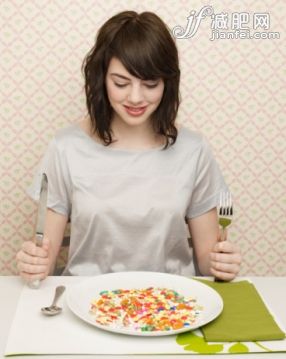 人,休閒裝,住宅內部,壁紙,銀餐具_sb10069449q-001_Young woman looking at pills on plate_創意圖片_Getty Images China