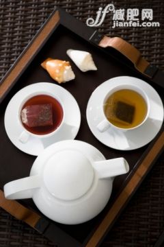 飲料,飲食,室內,茶碟,茶_79188593_High angle view of cups of herbal tea with a teapot on a serving tray_創意圖片_Getty Images China