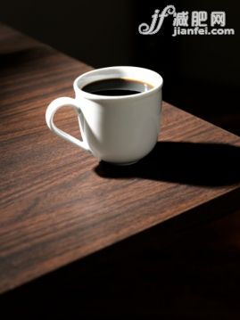 飲食,桌子,室內,辦公室,咖啡_137411720_Coffee on walnut_創意圖片_Getty Images China