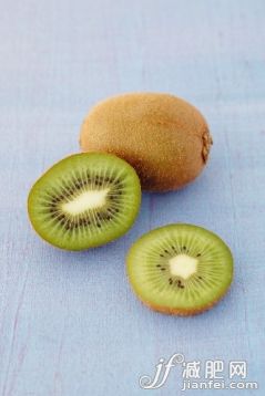 飲食,水果,室內,成分,獼猴桃_gic11114367_A whole kiwi and sliced kiwis_創意圖片_Getty Images China