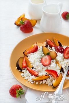 漿果,早餐,甜點心,食品,水果_gic13386794_Cottage cheese with strawberries and plums_創意圖片_Getty Images China