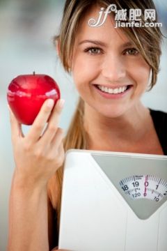 人,飲食,生活方式,影棚拍攝,25歲到29歲_136589963_Hispanic woman holding apple and weighting scale_創意圖片_Getty Images China