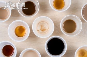 飲食,構圖,圖像,攝影,傢具_200516947-001_Polystyrene cups containing dregs of drinks on table_創意圖片_Getty Images China