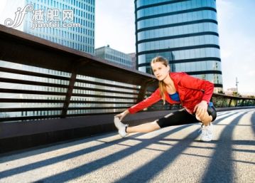 人,休閒裝,城市,都市風景,建築_143177653_Woman stretching_創意圖片_Getty Images China