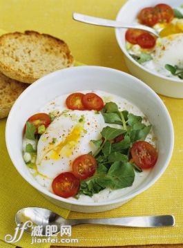 早餐,奶製品,雞蛋,英式小麵包,食品_gic7672871_Poached Egg with Baked Yogurt, Watercress and Tomato; English Muffins; Spoons_創意圖片_Getty Images China