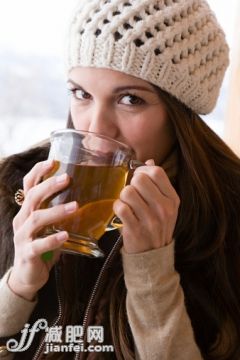 寒冷,度假,飲食,戶外,杯_75403920_Young woman drinking tea_創意圖片_Getty Images China