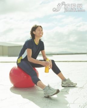 主題,健康生活方式,概念,飲食,休閒活動_200277005-001_Young woman sitting on exercise ball, laughing, outdoors_創意圖片_Getty Images China