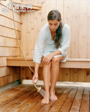 概念,構圖,圖像,攝影,衣服_200555780-001_Woman washing feet in outdoor shower_創意圖片_Getty Images China