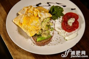 食品,桌子,室內,盤子,麵包_561862177_Organic egg and avocado sandwich_創意圖片_Getty Images China