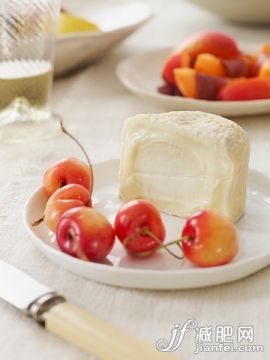 奶酪,水果,開胃品,攝影,健康食物_563737191_Soft Cheese Cut with Cherries_創意圖片_Getty Images China