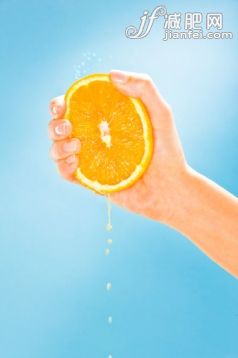 人,食品,影棚拍攝,室內,冷飲_84227620_Woman's hand squeezing juicy orange_創意圖片_Getty Images China