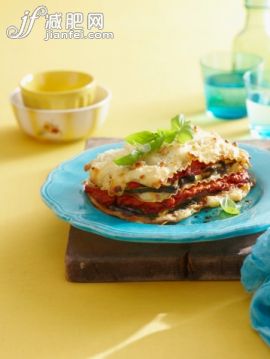 飲食,食品,影棚拍攝,盤子,碗_156857341_Plate of vegetarian lasagna_創意圖片_Getty Images China