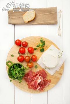 開胃品,麵包,早餐,晚餐,食品_gic13386699_italian food, prosciutto crudo and ricotta cheese on wooden kitchen plank_創意圖片_Getty Images China