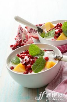 飲食,食品,奶製品,甜食,影棚拍攝_478309926_Desserts: Yogurt with Mango, Pommegranate and Mint_創意圖片_Getty Images China