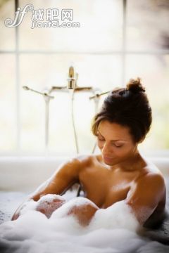 人,住宅內部,浴盆,水龍頭,房屋_472175457_Bubble Bath_創意圖片_Getty Images China