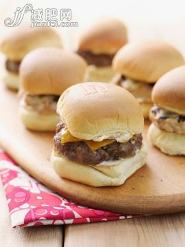 盤子,野餐,燒烤,漢堡包,攝影_566206335_Cheeseburger Sliders_創意圖片_Getty Images China